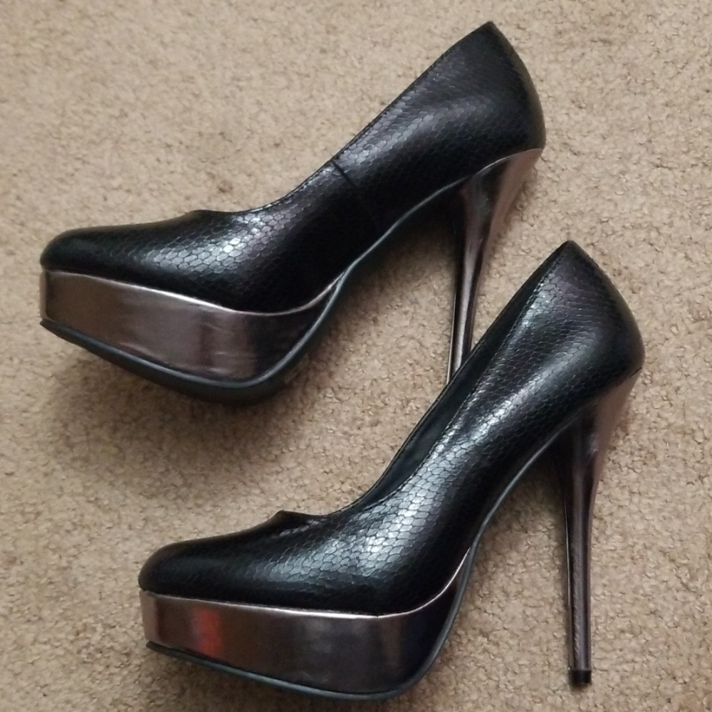 CLOSING FEB 10! Snake print black heels